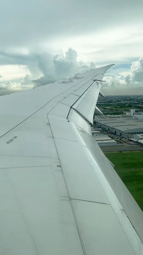 1.7K views · 70 reactions | Boeing 787 TG643 cleared to land #boeing787 #GeneralElectric #thaiairways #reelsfb #reels #japan #Boeing #travel #trending | Chú Thợ Điện | Facebook