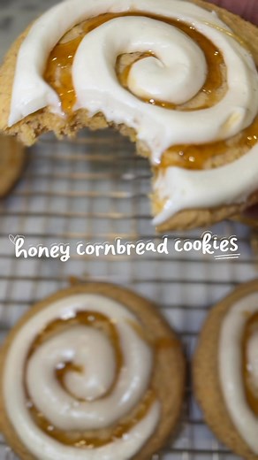 🔥🔥🔥🔥 honey cornbread cookie *cream together* 1 & 1/2 stick butter softened 1/4 cup granulated sugar 1/2 cup brown sugar *add in and mix again* 1 egg 1 & 1/2tsp vanilla extract 1/4 tsp butter extract 1 tbsp honey *then combine all dry ingredients* 1 & 1/2 cup all purpose flour 1/3 cup cornstarch 1/2 tsp baking soda 1/2sp tsp baking powder 1/4 tsp cream of tartar 3/4 cup cornmeal 1/2 tsp salt *mix until just combined, do not overmix* —scoop out the dough, and chill for 15 mins, bake at 350 for