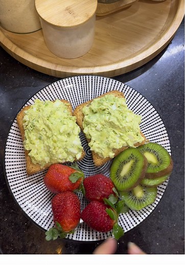Delicious Algerian Avocado Toast Recipe