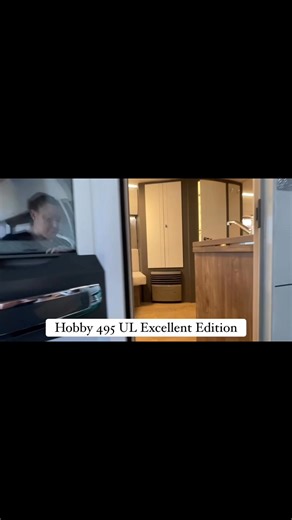 𝗙𝗮𝗻𝘁𝗮𝘀𝘁𝗶𝘀𝗸 𝗳𝗹𝗼𝘁 𝗻𝘆𝗵𝗲𝗱! 😱 Vi har netop hentet denne sprit nye Hobby 495 UL Excellent Edition 2026 hjem til lageret 🤩 Af specifikationer kan nævnes: ✨ Ny 2026 model. ✨ Enkeltsenge med lameludtræk. ✨ God rundsidddegruppe. ✨ Gulvtemperering. ✨ Stort køle/frys. ✨ Hobbys 12 års tæthedstryghed. ✨ Og meget mere… Prisen er kun kr. 254.950,- 💰 Se mere om vognen på linket i kommentarfeltet. Kom ind og se denne populære nyhed 🔥 Husk at vi er til at handle med, gerne tager din vogn i b
