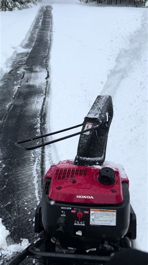 Honda HS720 Snowblower Performance in Winter Conditions