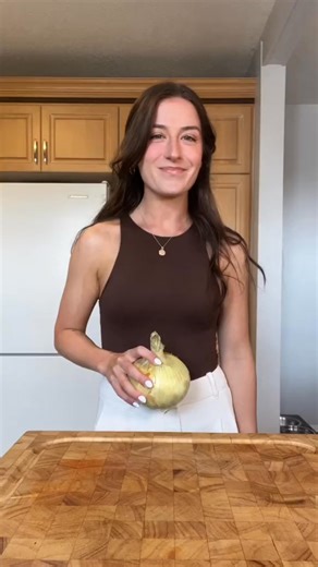 Blooming Onion🤭🧅 Recipe 1 large sweet onion Dry dredge 2 cups flour 1 2 cup cornstarch 2 tbsp paprika 1 tsp cayenne 1 2 tsp oregano 1 2 tsp Italian seasoning 1 tsp salt Pepper Wet dredge 1 cup whole milk 2 eggs 1 tbsp hot sauce ~ | Theredbowl