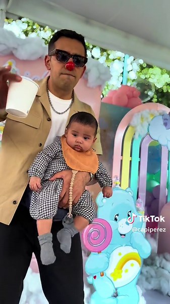 Aquí cotorreando en la primera fiesta del heredero.