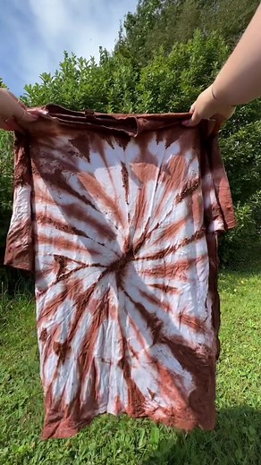 as kids we always made plain dirt shirts when visiting, but last year i tried the spiral and loved it 🧡 #pei #dirtshirt