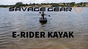 Kayak E-Rider 330 Un kayak super stable, parfaitement adapté à la pêche ! Vous êtes assis haut et stable, bien au-dessus de la ligne de flottaison. Le kayak est très facile à manœuvrer avec une très faible résistance à l'eau. Le kayak est équipé d'une pagaie double de 260 cm à trois sections très légère, et d'un support à l'arrière pouvant supporter un moteur de 5cv. Barre d’assise transversale avant en aluminium, parfaite pour le montage d’un porte-cannes. Double barre d’assise arrière, pour aj