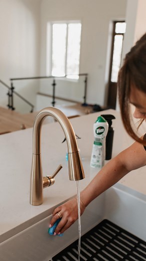 I used to avoid unloading the dishwasher like it was some huge, time-consuming task… until I finally timed it. Spoiler alert: it took under 3 minutes. 😅 What I’ve learned is that a consistent dishwasher routine makes a massive difference in keeping my kitchen feeling clean and under control. It’s not about perfection — just creating habits that keep things flowing. Here’s what my routine can look like: • Unload the dishwasher first thing in the morning while my coffee brews ☕ • Load throughout 