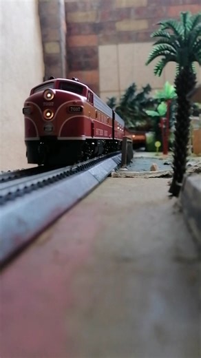 Southern Pacific F7 #7037 Pulling the Coast Daylight through the beach! #train