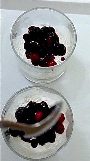 Cheesecake ai Frutti di Bosco in Bicchiere (Pronta in 10 Minuti! 🍰)