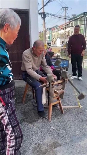 Vintage Hand-Crank Machine – Old Technology in Action! ⚙️