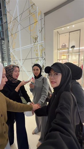 Seronok Tukar Hadiah Bersama Rakan