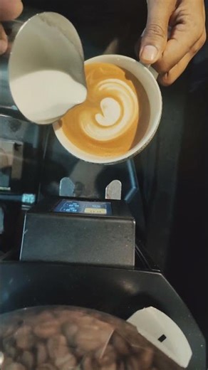 Classic latte art TULIP LATTE ART🦢🍵 #latteart #coffeelatteart #coffee #barista #espressolover #tulip