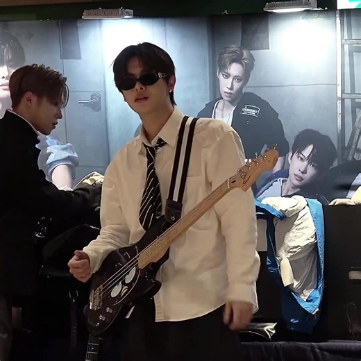 Badtz Maru Guitar Showcase with Lee Leo