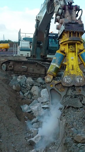 Demoltion project utilising Liebherr excavstors #excavator #demolition #liebherr #liebherrgb #earthmoving #heavyequipment #dumptruck #bulldozer #contractor