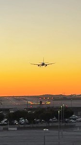 United express Embraer 175 arriving at LAX #unitedairlines #lax #fyp #reelsvideo #aviation | The Spotter La