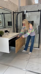 Un début d’année, ça donne toujours envie de changement ! Et disons que notre salle d’eau en avait grandement besoin !!!!! En entrant chez @pure_designbrossard , on a eu un coup de cœur immédiat ! C’est exactement ce dont on avait besoin pour épurer, maximiser et moderniser notre espace. 🙌🏻 Et en ce moment, il y a une promotion qui vous donne droit à 125$ de rabais sur chaque tranche de 2500$ dépensés en produits Pure-Design (jusqu’à un maximum de 500$ de rabais) ! Profitez-en pour : -suivre @