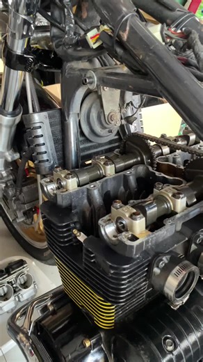 #ゼファー400 #kawasaki #バイク好き #腰上 #オーバーホール #OH #自分でやる #しぬしぬボイス #カムシャフト #ヘッドカバー #ガスケット #カムチェーン #暑い