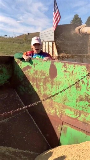 20K views · 425 reactions | It's incredible to see how a vintage threshing machine gets the job done. #fblifestyle #threshingmachine #oldschool #farming #smalltown | ElixirEnclave | Facebook