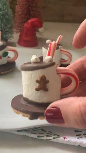🎄☕️ Hot Chocolate Mug Cookies!These adorable little mug cookies are so fun to make and perfect for Christmas parties, cookie trays, or kid-friendly holiday baking. 👇👇Full details in comments 👇👇 #christmascookies #holidaytreats #marshmallowrecipes #fudgecookiecraft #christmasbaking #easyholidaytreats #recipepage | Kid Friendly Things To Do