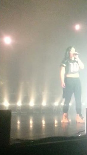 Amel Bent - A 20 ans live à Drancy