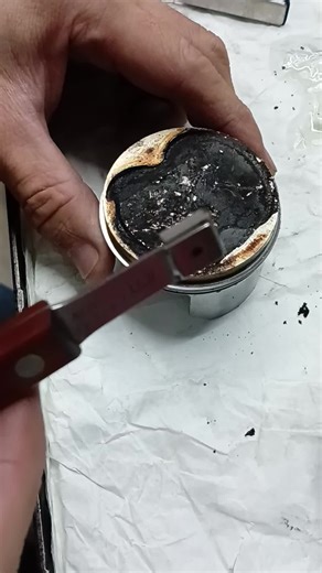 莊明儒 on Instagram: "陶瓷刮刀搭配橡膠磨石 👉布斯特販售 去除積碳的好幫手👍 表面清潔與除垢始終是關鍵一環。 先用陶瓷刮刀去除大部分積碳~ 再用橡膠磨石均勻研磨、低粉塵、不傷基材 為特色，非常適合處理各種頑固污漬 歡迎私訊"