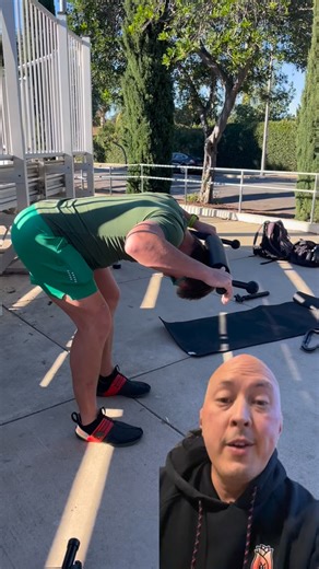 Building spinal strength one segment at a time 💥 In this clip, we’re focusing on cervical and thoracic articulation — teaching the spine to move in controlled segments rather than as a single block. The Grappler adds constant tension behind the skull, forcing deep engagement through the neck extensors and upper thoracic muscles while the lumbar spine stays neutral for stability. This drill builds strength, control, and mobility — especially valuable for swimmers who rely on fluid motion from th