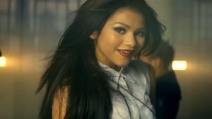 815K views · 10K reactions | Hoy se cumplen 8 años del estreno del video de "Replay" de Zendaya, el cual fue el lead single de su primer y único álbum hasta la fecha. El tema fue un éxito en Estados Unidos, vendiendo más de un millón de copias. | Feel Something | Facebook