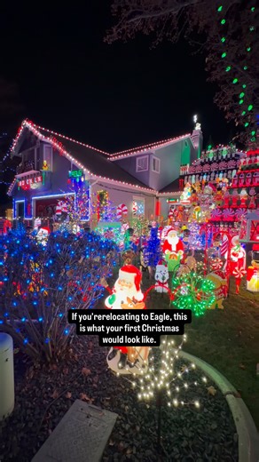 If you’re relocating in Eagle, this is what your first Christmas would look like. 🎄✨ Imagine waking up in your new semi-custom home, pouring a coffee, and looking out at snow dusting the trees in your backyard. It’s quiet. Not "lonely" quiet—peaceful quiet. The kind you moved here to find. If you’re moving from California or the coast, the biggest shock isn't the cold (you get used to that fast!)—it’s the community. Your first Christmas in Eagle, Idaho means driving through neighborhoods where 