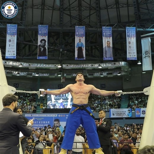 How long can strong man Vispy Kharadi hold these Hercules Pillars? | Guinness World Records