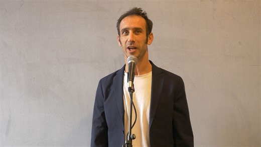 [Poème en vidéo] - "Barquette" Je m'en serais voulu de pas vous poser une version "one shot" de ce "gros" texte, sorte de nouvelle en rime autour d'un gars qui court derrière une barquette de chipolatas. Les Les Amis du Verbe l'ont rendue possible en organisant en décembre dernier un session de captation. A la fraiche de bon matin, c'est passé. Tout s'accélère au bout d'une minute - Bonne écoute ! - Extrait du recueil/album poésie électro - "Les Monologues d'un Code-Barres" - La version jungle c