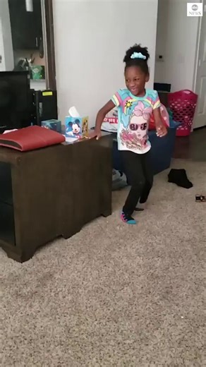 🔥🚨DEVELOPING: A six-year-old girl with cerebral palsy takes her first steps without her walker, marking an emotional milestone that is capturing hearts worldwide.