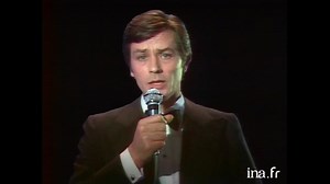 Alain Delon chante la chanson "Monsieur le président de France" écrite par Michel Sardou et composée Jacques Revaux. Michel Sardou l'avait chanté en 1969, en réaction aux mouvements anti-americain lors de la guerre du Vietnam, alors que les américains aidaient la république du sud Vietnam à résister à l'agression communiste du nord Vietnam. Rappelant que la France en avait eu besoin lors de la deuxième guerre mondiale, le thème rappel sa célèbre chanson "Les ricains", 1975. | Le cinéma qu'on aim