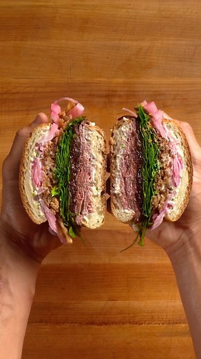 Triple onion roast beef 🥪 INGREDIENTS * Ciabatta * Blue cheese chive mayo * Homemade roast beef * Onion jam * Spinach * Crispy onions * Pickled onions | Owen Han