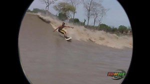 20M views · 10K reactions | Los hermanos Weinbaum se animaron a surfear la poderosa Pororoca, la ola conocida como el gran tsunami del río Amazonas. El nombre de este fenómeno proviene de la deformación de la palabra pororó-ká, en lengua tupí-guaraní, que significa "gran estruendo". Y se da cuando las mareas del Océano Atlántico ingresan en los cauces del delta del río #lovieneltrece | eltrece | Facebook