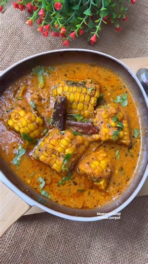 Sonia Sarpal on Instagram: "BHUTTE KI SABJI 🌽🌽 Boiled sweet corn in a creamy ,mildly spicy gravy. Pairs perfectly with roti or rice .Lets Make 👍 Ingredients 2 sweet corn boiled 4 tomatoes for purée FOR MASALA 1 tsp coriander powder 1 tsp red chilli powder 1/2 tsp turmeric powder 1 tsp jeera powder 2 tbsp olive oil 1 bayleaf,dry red chilli 1 tsp mustard seeds 1 tsp jeera 1 tsp grated ginger 1 green chilli 1/4 tsp hing powder Boiled sweet corn water as required for the gravy Salt to taste 3-4 t