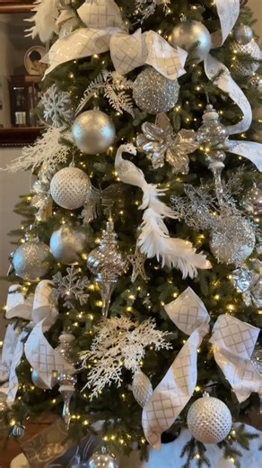 The number one reason your Christmas tree doesn’t look designer? You’re not fluffing it! Fluffing fills in every gap, gives your tree that full, luxurious look, and lets your décor truly shine. ✨ These are the same practical tips I’ll be teaching at the At Home Holiday Virtual Summit — where you’ll learn how to create a warm, beautiful, and peaceful holiday home without the stress. If the holidays usually fly by before you can catch your breath, this is your chance to do it differently. With the