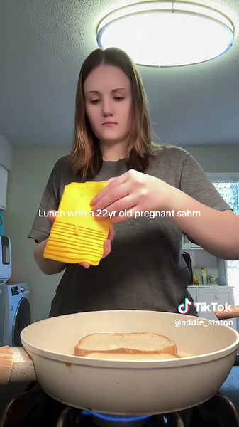 Some days it’s about just keeping everyone fed and happy 💛 #lunchwithme #pregnantmomlife #sahmlunch #momsoftiktok #toddlermeals