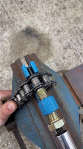 an easy way to remove the chain this way #shortvideo