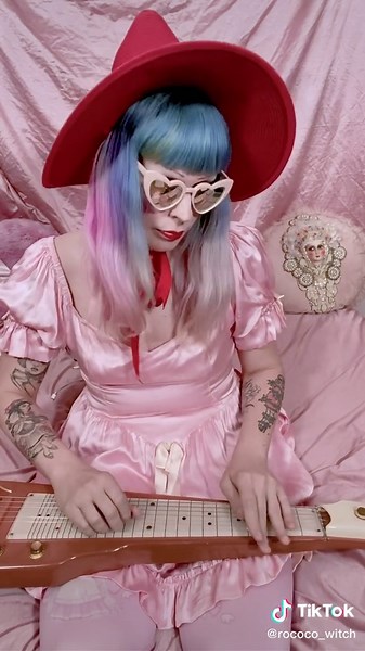 Space Girl on the space age lap steel🌟🌟 #spacegirl #lapsteel #vintageguitar #gibsonguitar