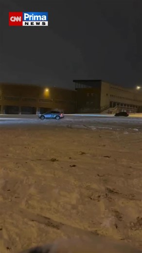 🚓 Na sociálních sítích se šíří video policejního vozu, který driftuje v Praze u strahovského stadionu. Záběry vyvolaly vlnu emocí: část lidí policii kritizuje, protože za podobnou jízdu běžně rozdává pokuty, jiní ji hájí s tím, že na otevřeném prostranství nehrozilo nebezpečí. Případem se zabývá odbor kontroly. | CNN Prima NEWS