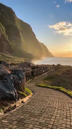 Planning your trip to Madeira? 👉🏼💡 Just drop a comment saying ‘Madeira map’ below and I’ll send it your way! 👇🏼 Looking back at the past 3 years, I still can’t believe how many unforgettable places I’ve explored — and all of them are on one single island. Madeira keeps surprising me over and over again. One reason for that: the island has 30 different climate zones, and it’s actually possible to experience all of them in just one day. 💫After years of exploring, hiking, driving every corner