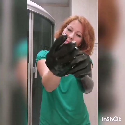 Putting on latex opera gloves (annalatexrat)