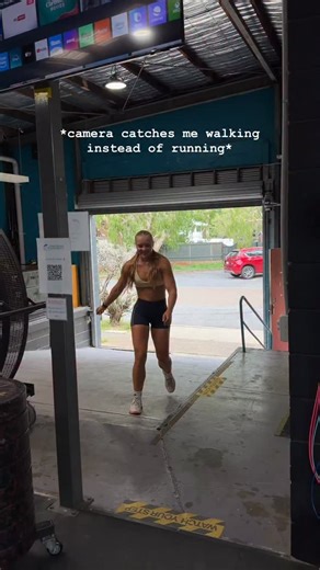Kirra🌞🤸🏼‍♂️ on Instagram: "Ya girl just needed a little walk up the ramp before picking the bar up I swear🥲🥲 Also the way I look like I’m shuffling when I run😭 I’m just trying to shorten my stride to save some energy😵‍💫 (I look and feel a million times comfier with the barbell in hand tho lol) Workout was from @grit_programming - 3 rounds of 800m run + 10 cleans @83/75.5kg💃🏼💃🏼💃🏼 • • • • • • • • • • • • • • • • • #crossfitworkout #weaknesswork #gyminspiration"