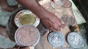 Thanjavur kalai is a popular art form that has been in existence, for a long time, in the temple city of Tamil Nadu. It requires the skills of a metal worker, jeweller and a designer of not just patterns, but also tools. In modern times, this vintage craft has been commercially reinterpreted as Thanjavur Kalai Thattu or Thanjavur Art Plate. | The Hindu