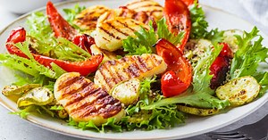 Opekaný kozí syr so zeleninou: Delikátny šalát  | RECEPTY.sk