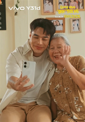 Cùng vivo “gọi” Tết về – 11.01.2026 Có bao nhiêu điều bạn không nói trong một cuộc gọi về nhà? Không phải vì không muốn sẻ chia, mà vì muốn cho người ở đầu dây kia yên lòng. Cùng vivo “Gọi” Tết về là câu chuyện của những Nhân vật Bền Bỉ nhất năm, dù vất vả nhưng không bao giờ bỏ cuộc, ngoài kia có thể chông chênh, nhưng khi gọi về nhà, chỉ giữ lại những điều tốt đẹp nhất. Bền bỉ để đi xa. Bền bỉ để về nhà. Một tác phẩm của Đạo diễn Võ Thanh Hòa, được ghi lại bằng vivo X300 Pro, và đồng hành tron
