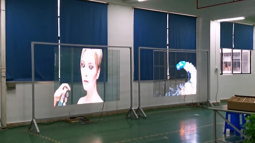 无边框LED透明屏（左） 常规LED透明屏（右）播放效果对比