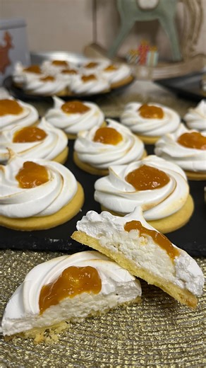 Bánfi-Baticz Nóri on Instagram: "Rákóczi túrós koszorú Ha a karácsonyi asztalra a hagyományos sütemények mellett valami igazán különlegeset is szeretnél, ajánlom ezt a sütit elkészíteni. 🥰 Hozzávalók: 300 g liszt 200 g vaj 100 g porcukor 1 tojás sárgája Túrókrém: 250 g túró 30 g porcukor fél citrom reszelt héja és egy kis leve díszítéshez: 4 tojás fehérje 210 g porcukor csipet só +baracklekvár Elkészítés 1. A tésztához a lisztet és a porcukrot elmorzsoljuk a vajjal majd egy tojás sárgájával öss