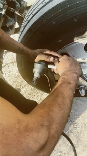 Replacing a drag Link !!to A 2017 Peterbilt Truck and ￼ greasing ya ￼king pins. As well #TMFM #DFW