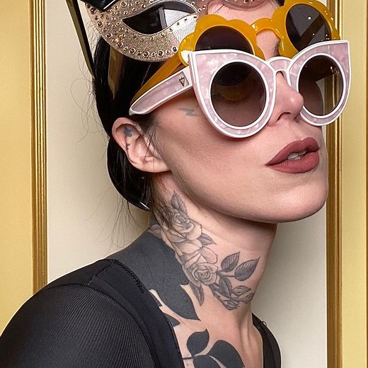 THIS SATURDAY!!🚨 Starting at Noon (PST) I will be Live auctioning off 100 pairs of sunglasses from my personal collection! 🙀 Sign up here for the Live Auction, if you haven’t already! http://bit.ly/3LCbfND The last auction I did on the WhatNot App was amazing and this one is gonna be even more fun!! Here’s what you need to know to be a part of it: •Live auction will be filmed here at my house in my closet w me and will start at Noon (pst) sharp! •click the link above to set up your Whatnot app