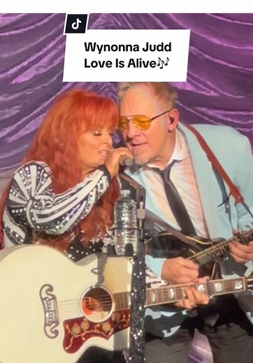 Wynonna Judd & Cactus Moser Sing Love Is Alive Live